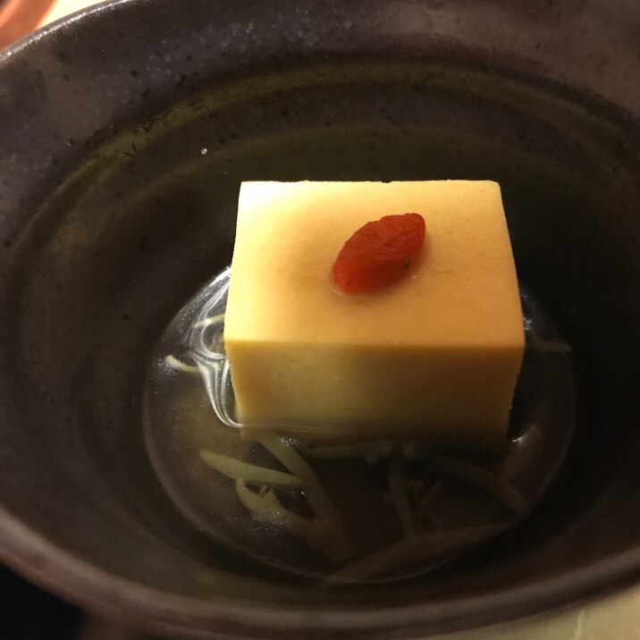 ごま豆腐、じゅん菜、クコのみ乗せ